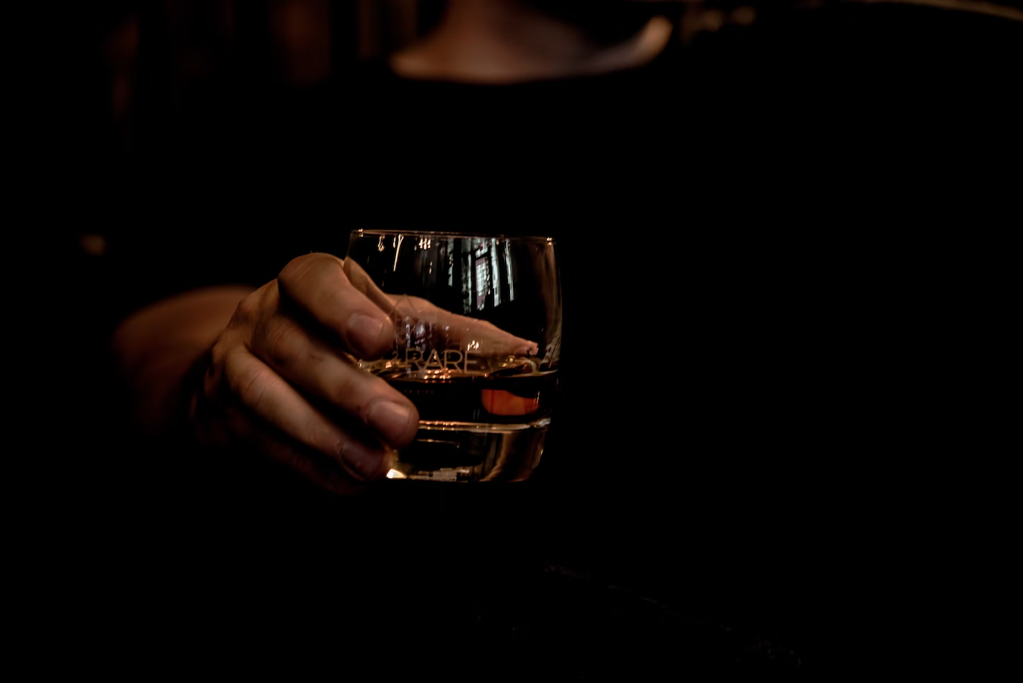 „Mužský“ alkohol – viete, ako správne piť whiskey, či brandy?